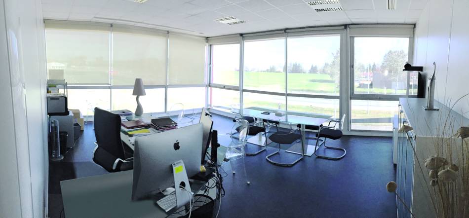 Bureau aménagé avec cloison vitrée et vue sur la campagne — Là CYTI®