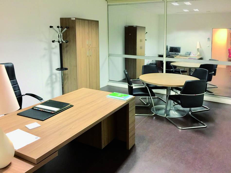 Bureau aménagé avec table de réunion — module SIRIUS Là CYTI®