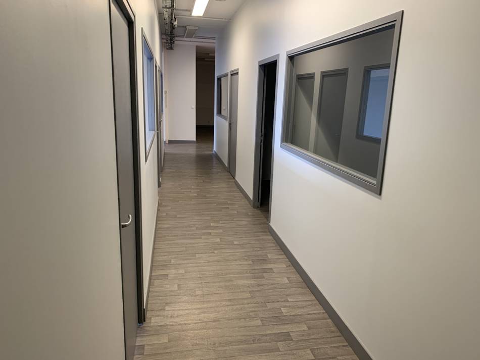 Couloir du RDC avec vitrages intérieurs — Là CYTI®