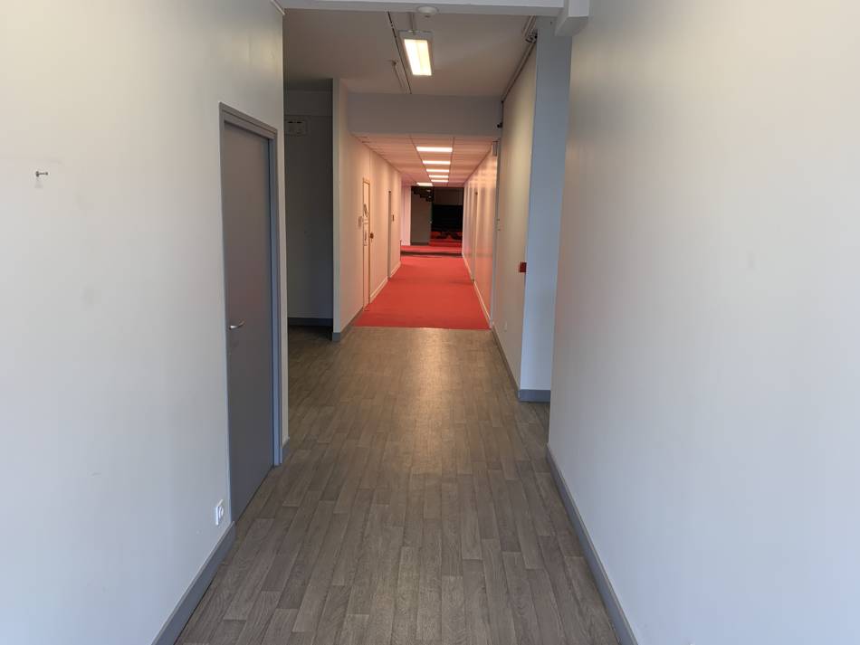 Couloir en profondeur du rez-de-chaussée — Là CYTI®