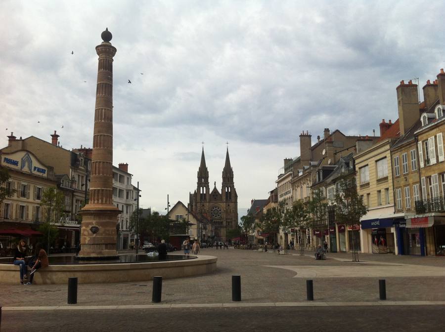 La place d'Allier rénovée — Moulins, Allier