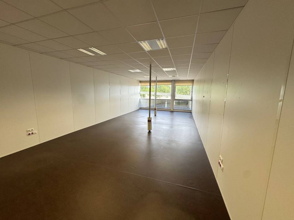 Plateau de bureaux au rez-de-chaussée à louer à Avermes