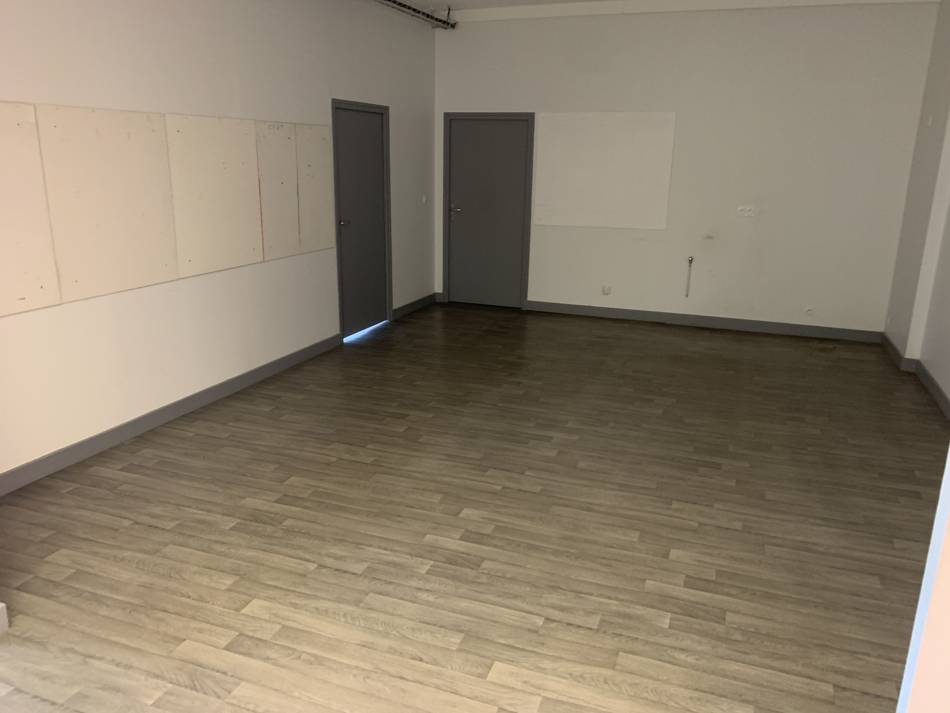 Salle d'activité au sol parquet, disponible au RDC — Là CYTI®