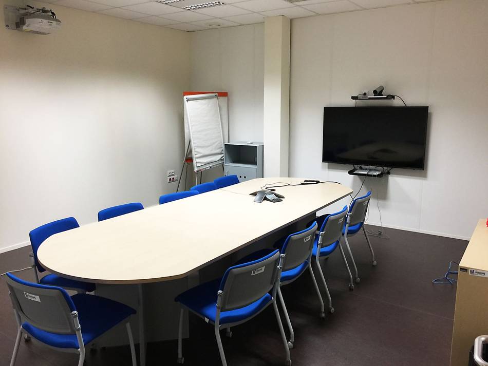 Salle de réunion climatisée incluse dans les communs