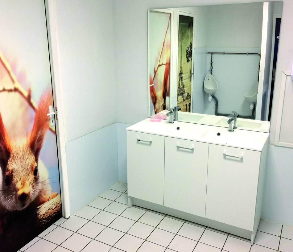 Sanitaires hommes au décor écureuil — Là CYTI®